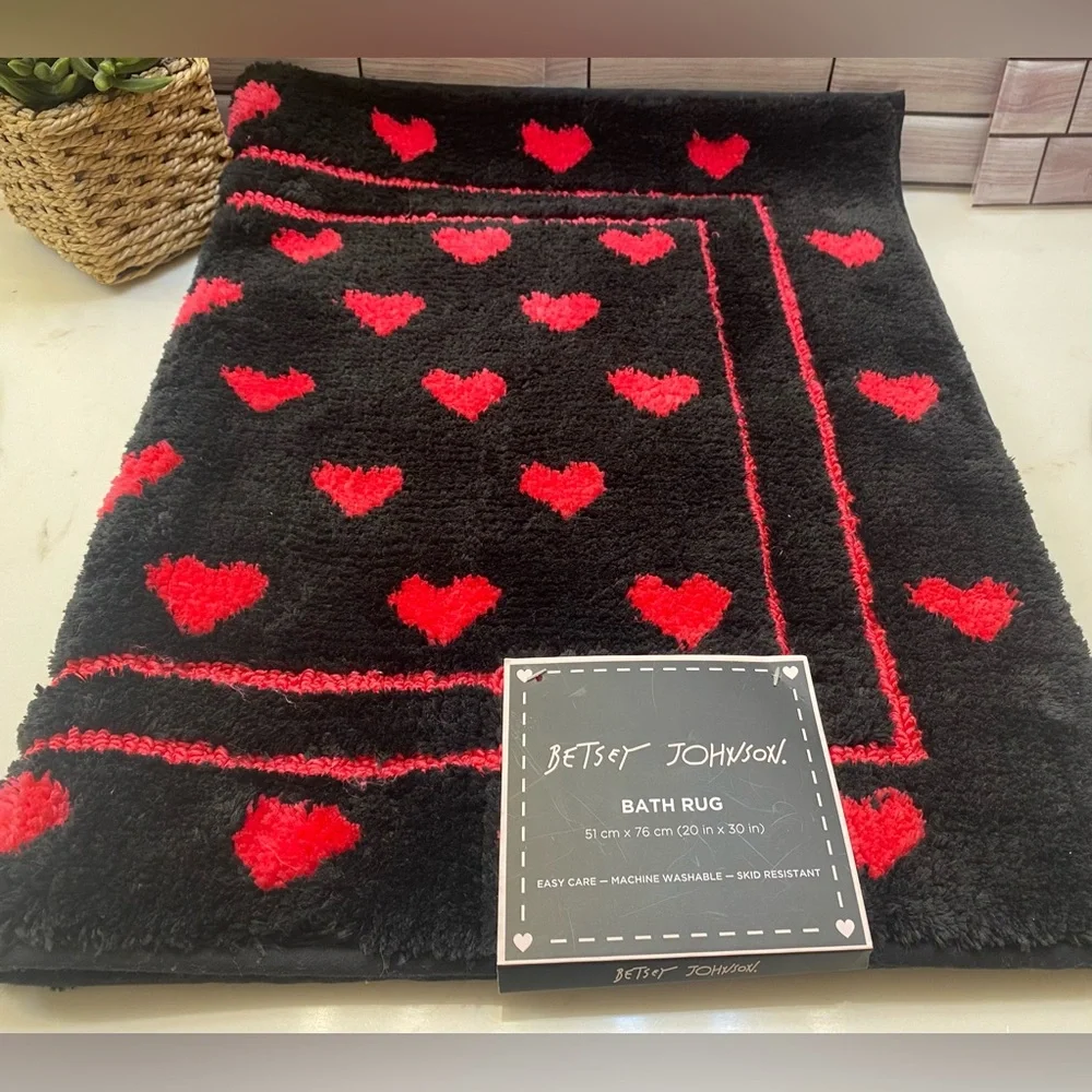 Betsey Johnson ❤️So soft Heart pattern Bath Rug Black/ Pink 20x30”New